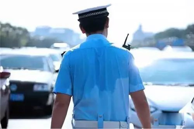 炎热夏天交警执勤图