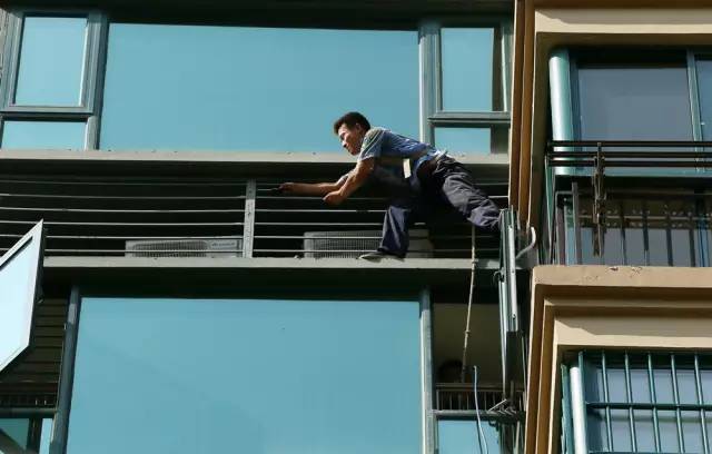 长沙中央空调安装师傅正在安装中央空调图