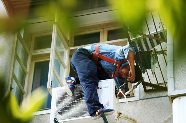长沙中央空调安装师傅正在安装中央空调图