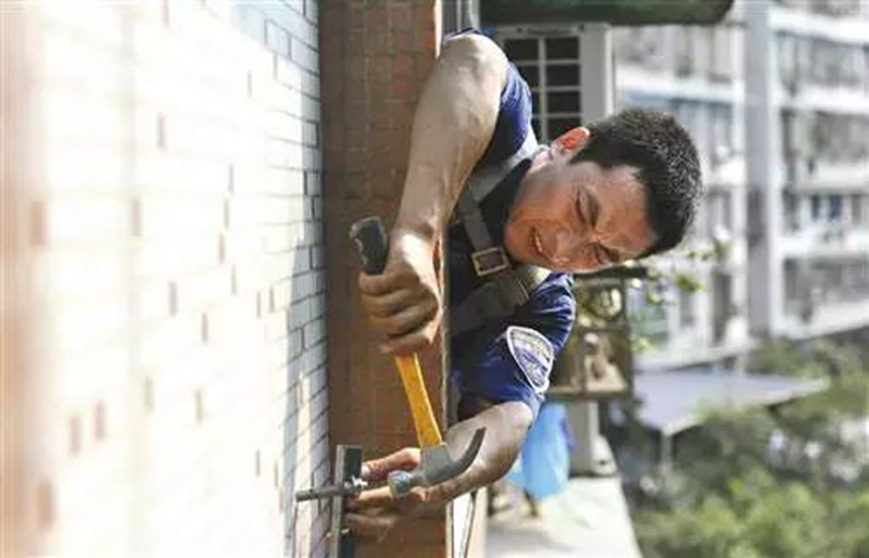 长沙中央空调安装师傅正在安装中央空调图